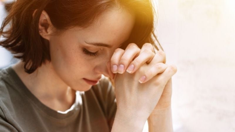 girl praying before school