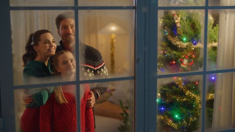 looking-at-christmas-tree-family-christmas-keepsake