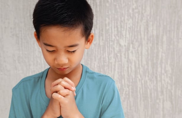 child praying bedtime prayers