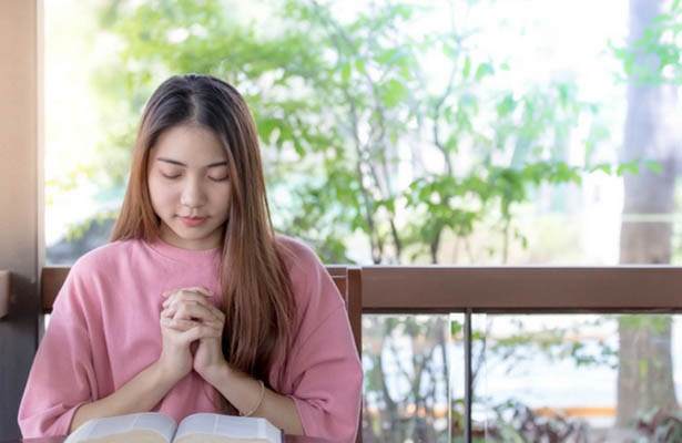 woman praying encouraging morning prayers