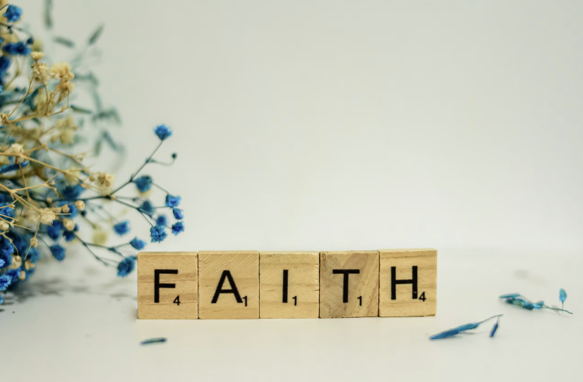 American Idol Finalists Share Their Faith On Stage!
