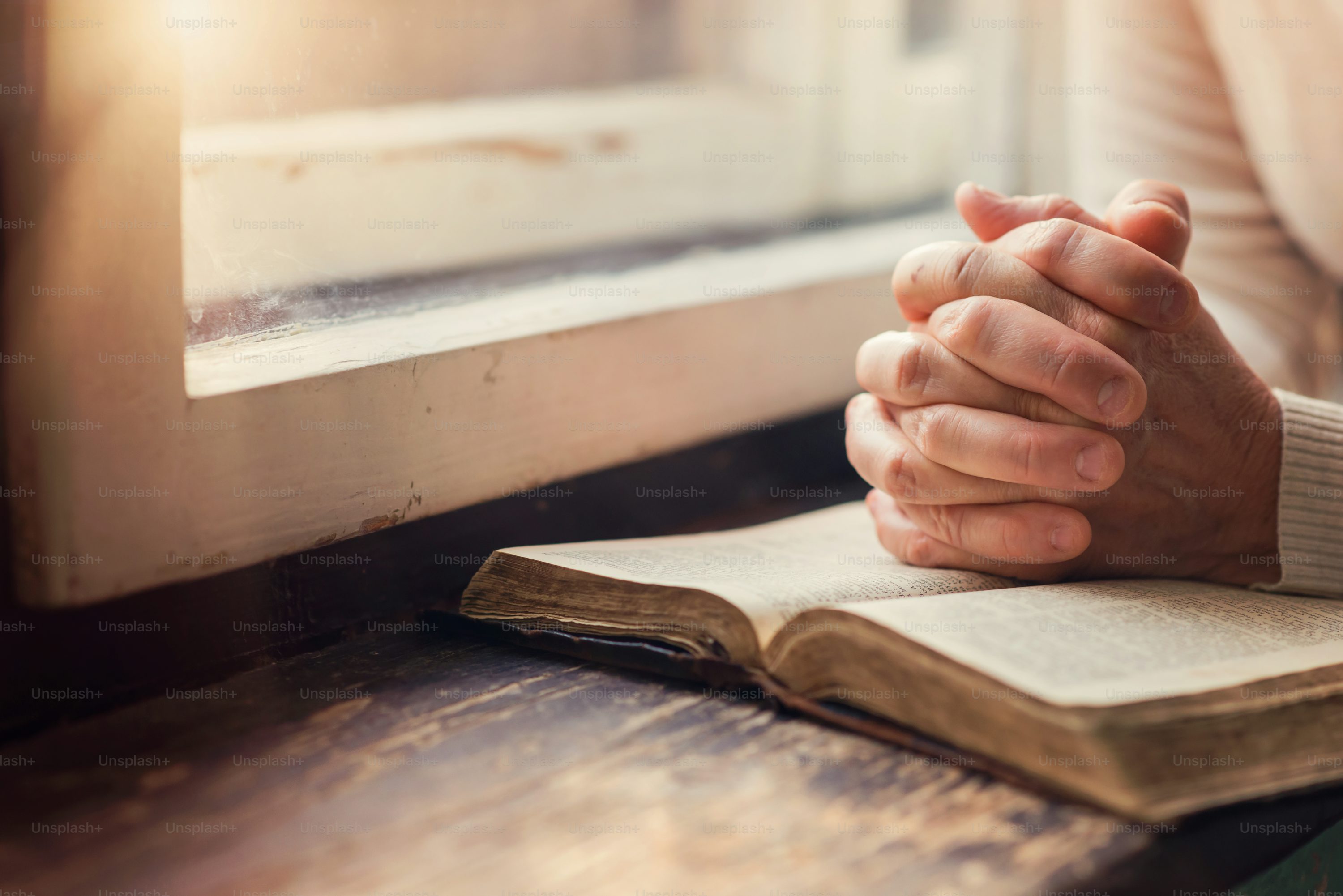10 Meaningful Prayers to Honor God This Thanksgiving